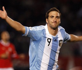 开云体育下载-引擎咆哮与城市霓虹，恩佐的压制级表演，如何定义F1街道赛之夜