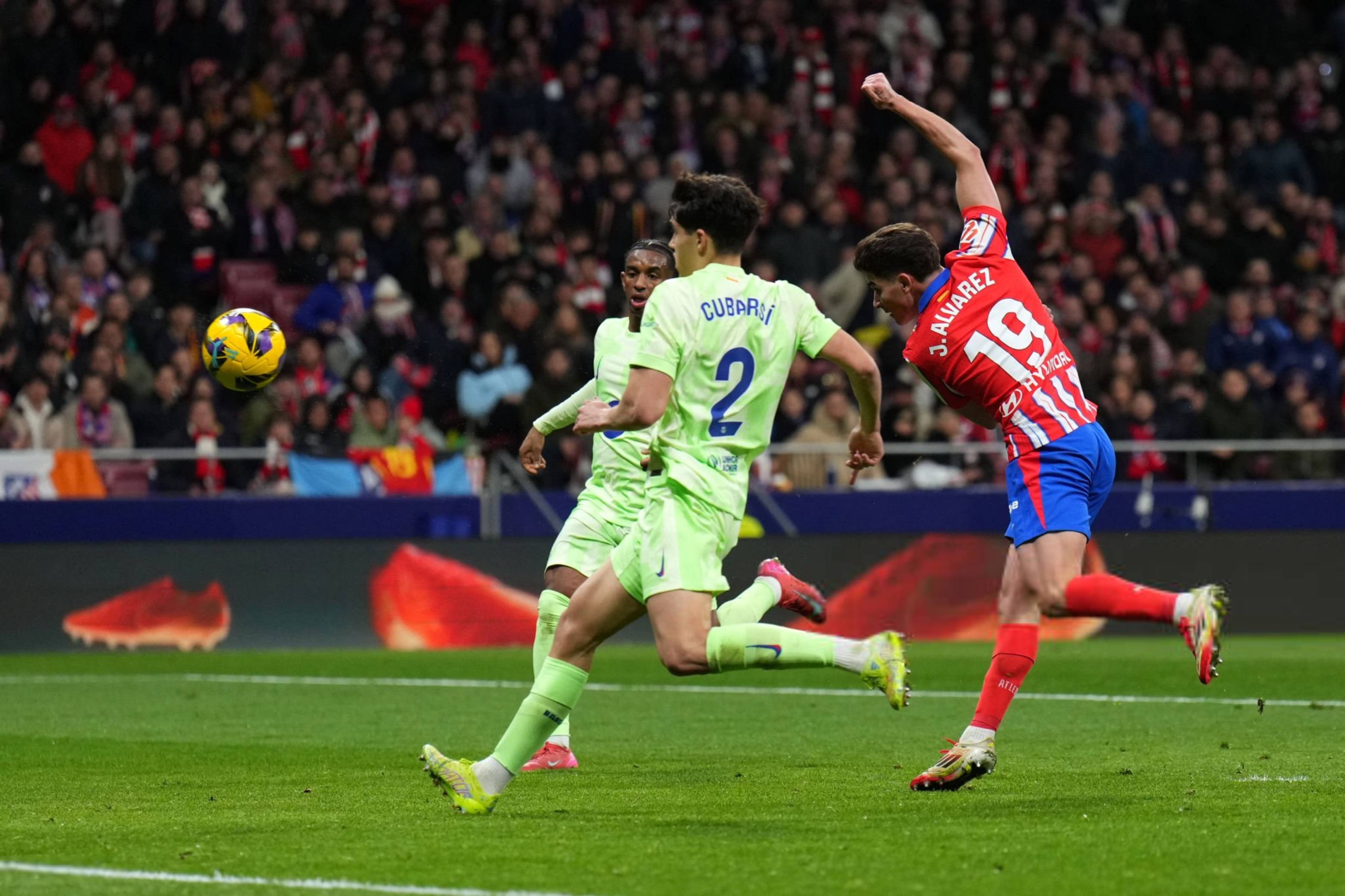 皇马绝杀英格兰，莱万一己之力扛起全队