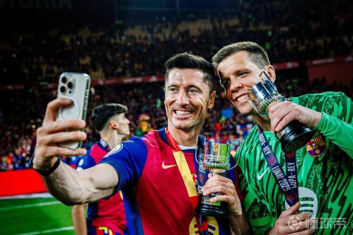 皇马绝杀英格兰，莱万一己之力扛起全队