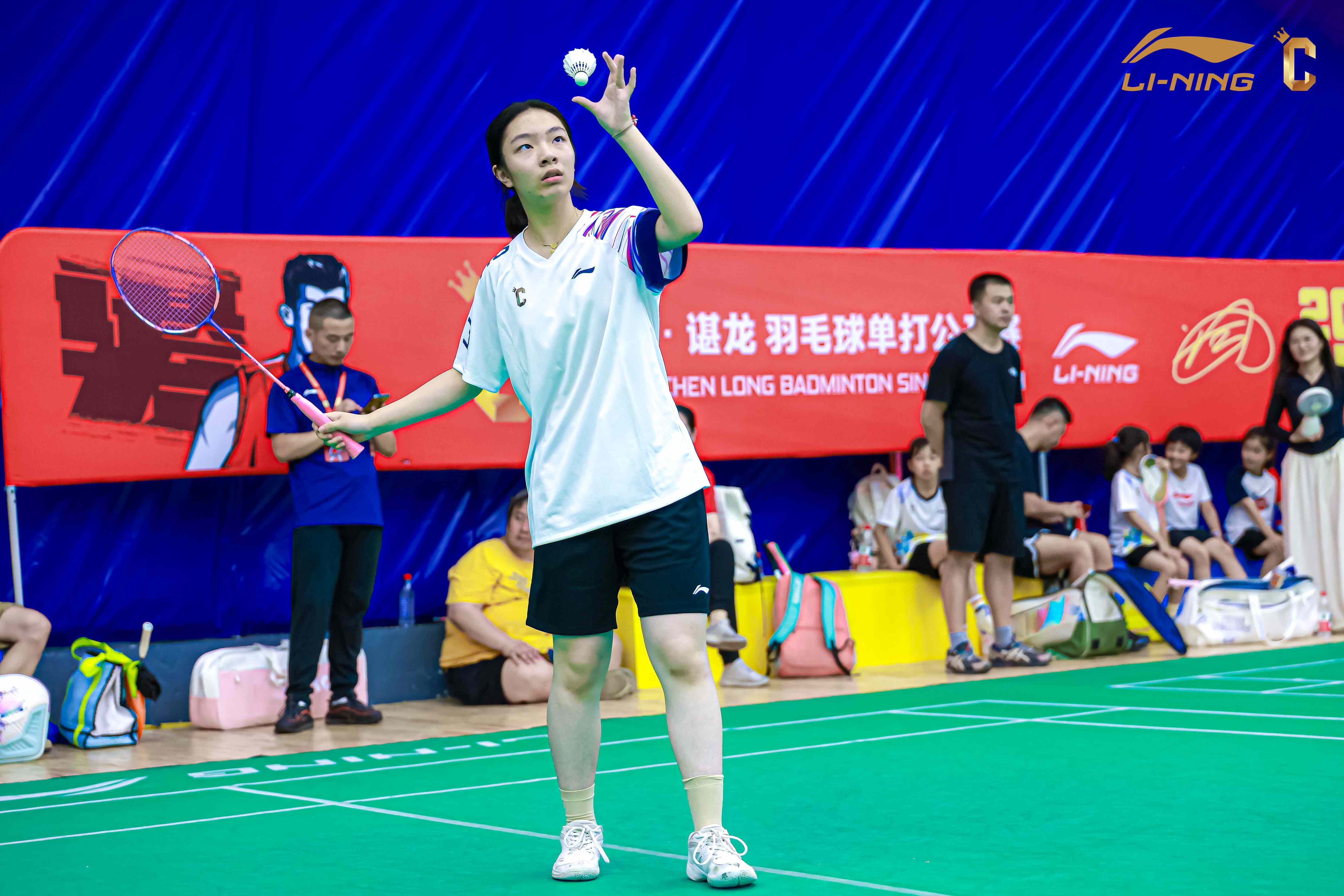 英格兰羽毛球队力克印尼羽毛球队，谌龙统治全场