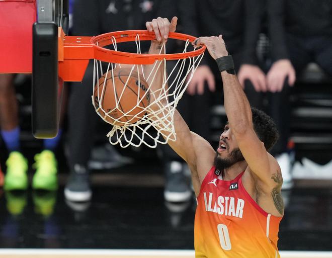 美职篮新秀在公开训练日展示技术