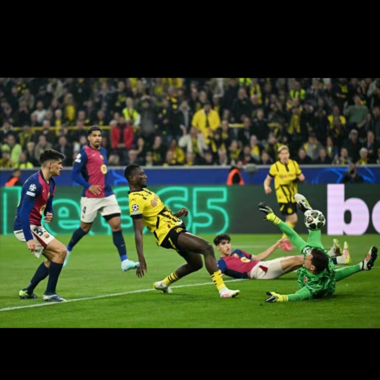 欧预赛场上风云变幻，球员们敢拼敢斗