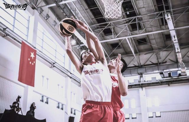 现实篮球赛场全力争夺展现实力差距