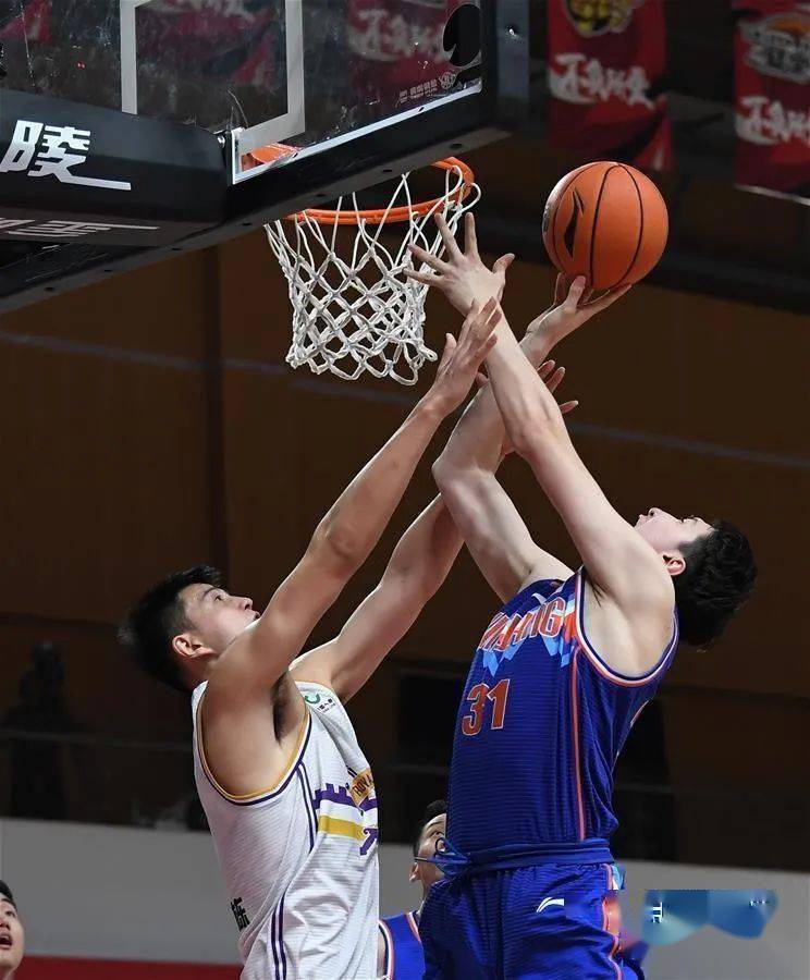 新疆队轻取福建队，高诗岩带队取胜