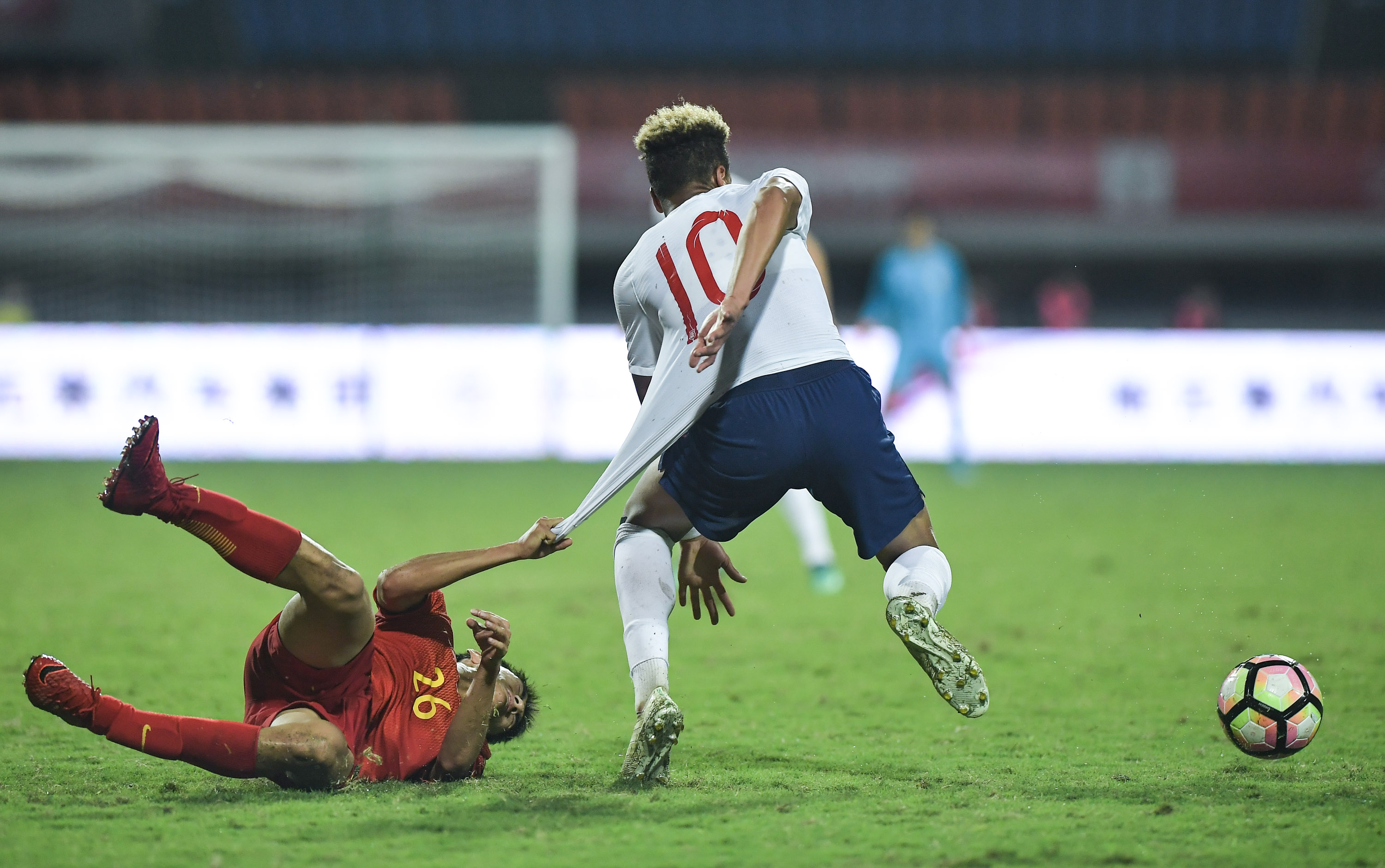 青年球员在比赛中展现出惊艳表现 青年球员在比赛中展现出惊艳表现